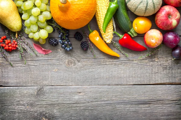 Jesienne owoce i warzywa martwa na starej drewnianej deski streszczenie tło — Zdjęcie stockowe