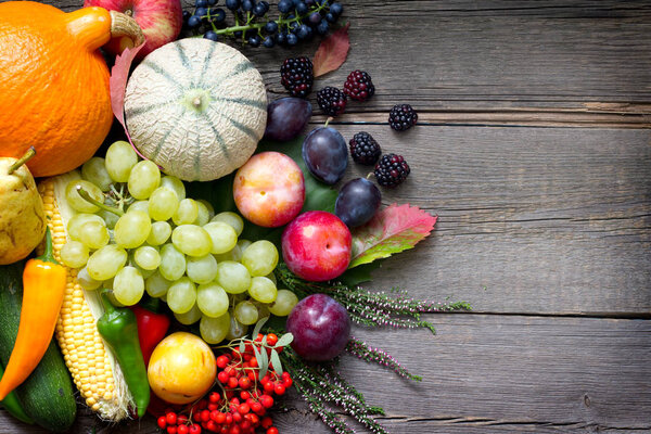 Натюрморт на старых деревянных досках абстрактный фон
