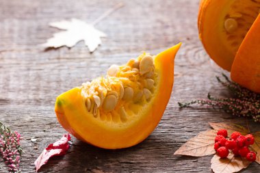 Sonbahar kabak ve yaprakları ahşap kurullarında arka plan soyut