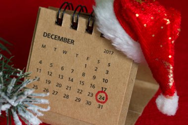 Takvim ve santa claus şapka kırmızı zemin üzerine daire içinde Noel tarihi