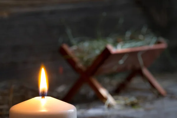 イエスの飼い葉桶と希望抽象的なクリスマスのシンボルの光 — ストック写真