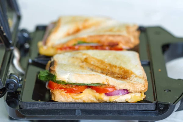 Sandwich brødrister med toast og ingredienser - Stock-foto