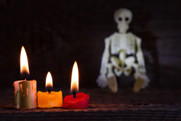 Halloween abstrakter Hintergrund mit Skelett und Kerzen auf Friedhof — Stockfoto