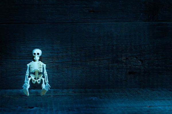 Esqueleto en ataúd en cementerio abstracto halloween aterrador fondo — Foto de Stock