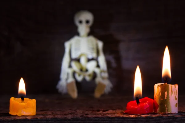Хэллоуин абстрактный фон со скелетом и свечами на кладбище — стоковое фото
