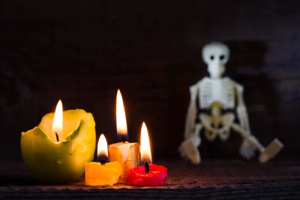 Fondo abstracto de Halloween con esqueleto y velas en el cementerio — Foto de Stock