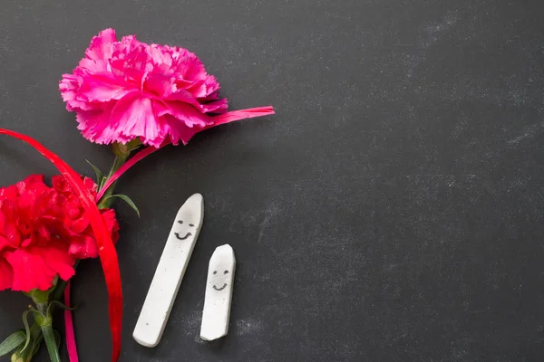 Happy chalk on blackboard with flowers teacher day abstract background — Stock Photo, Image