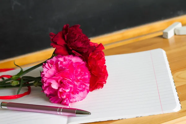 Flowers and blackboard in classroom teacher day background concept — Stock Photo, Image