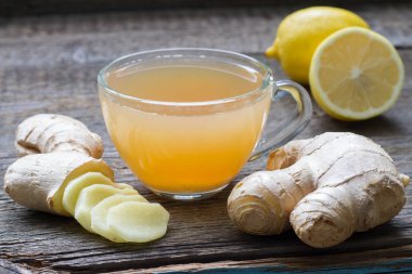 Zencefilli ev yapımı çay infüzyon limon ile ahşap tahta üzerinde