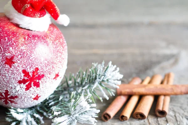 Vánoční jablko s strom a santa claus klobouk pozadí abstraktní koncept — Stock fotografie