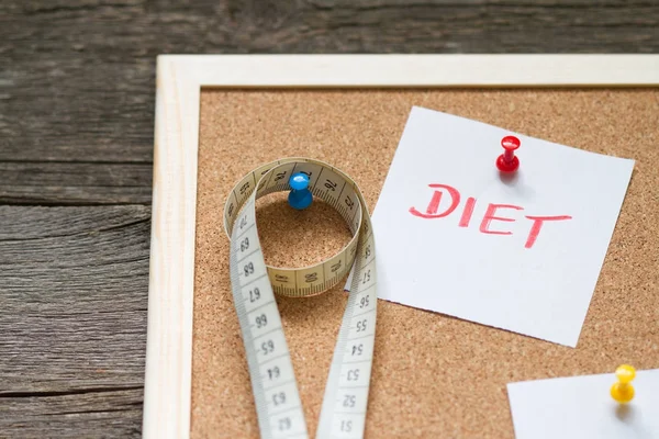 Alimentação saudável emagrecimento dieta e pesagem conceito de perda com placa de cortiça — Fotografia de Stock