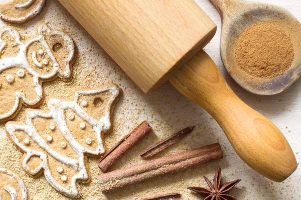 Christmas hembakade pepparkakor och kanel — Stockfoto