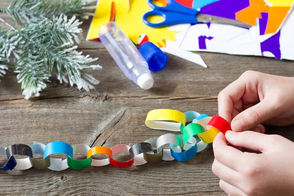 Making christmas paper chains by kid — Stock Photo, Image