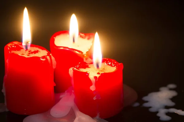 Vieille bougie rétro de Noël rouge dans le fond abstrait de nuit — Photo