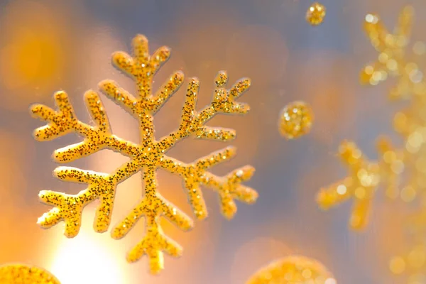Рождественский Абстрактный Фон Снежинками Огнями Крупным Планом Стекле — стоковое фото