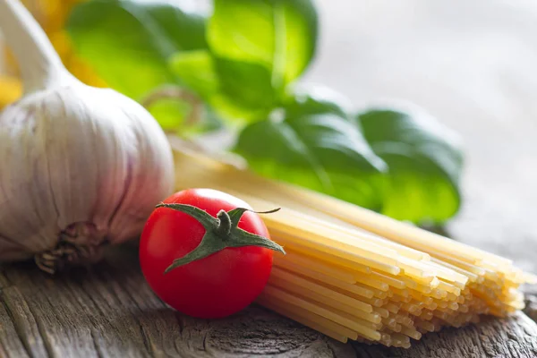 Basilicum Tomaat Knoflook Italiaans Eten Stilleven Met Pasta Retro Planken — Stockfoto