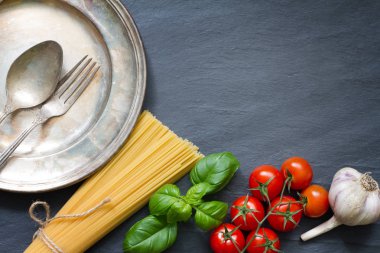 Makarna fesleğen domates sarımsak yemek arka plan kavramı üzerinde siyah mermer