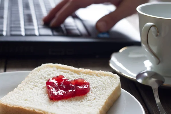 Uwielbiam Biznes Koncepcja Pracy Laptopa Śniadanie Jam Serca Kształt Kawa — Zdjęcie stockowe