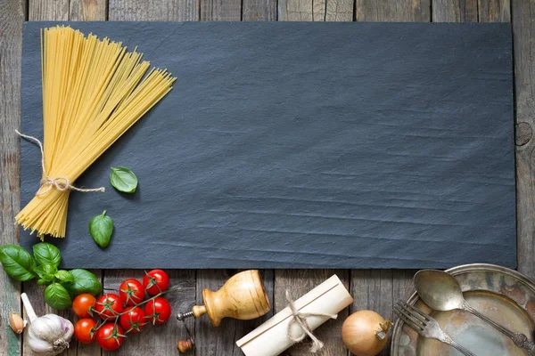 Pasta Basilikum Tomate Knoblauch Lebensmittel Abstraktes Hintergrundkonzept Auf Schwarzem Marmor — Stockfoto
