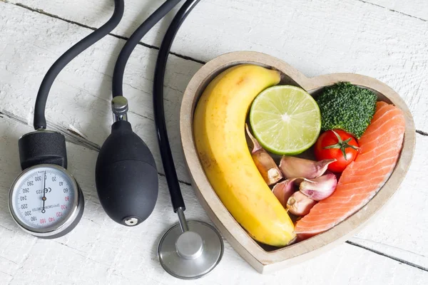 Ernährungs Und Gesundes Herzdiätkonzept Mit Blutdruckmessung Auf Weißen Planken — Stockfoto