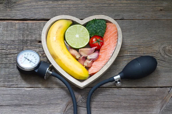 Salud Dieta Del Corazón Concepto Alimentos Con Medidor Presión Arterial —  Fotos de Stock