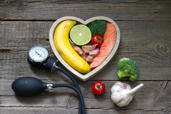 Saúde Coração Dieta Alimento Conceito Com Medidor Pressão Arterial — Fotografia de Stock