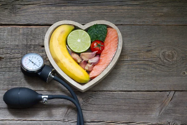 Salud Dieta Del Corazón Concepto Alimentos Con Medidor Presión Arterial —  Fotos de Stock