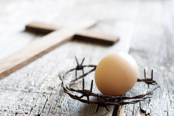 Abstraktes Osterei Und Dornenkrone Auf Altem Retro Holz Hintergrund — Stockfoto