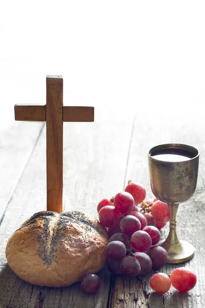 イースターのパン ワインとヴィンテージの古い木製の背景の上にクロス — ストック写真