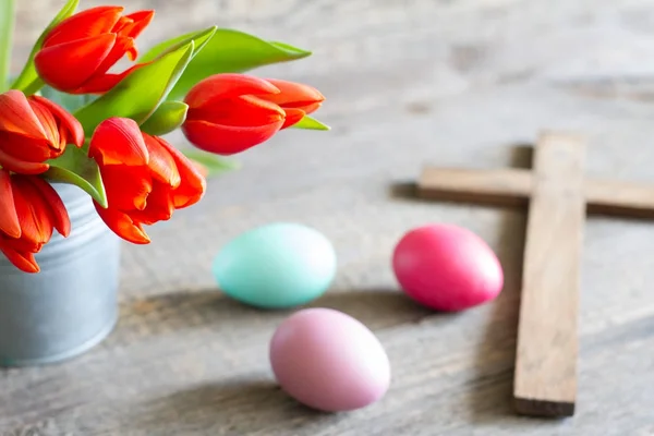 Pasqua Primavera Tulipani Rossi Croce Sfondo Astratto Legno — Foto Stock