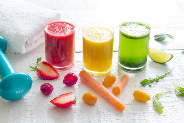 新鲜果汁和健身器材运动健身健康饮食生活方式概念 — 图库照片