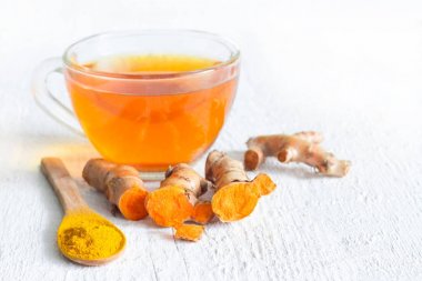 Tumeric ve çay beyaz tahtalar üzerinde ham kökleri kavramı Detoks