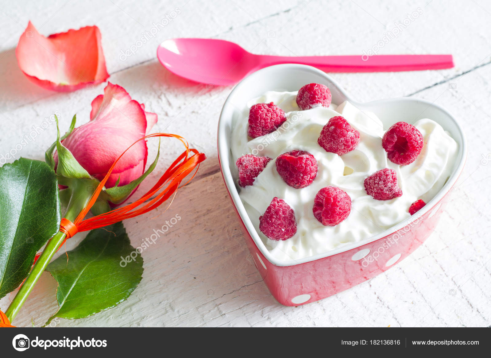 Schlagsahne Dessert Mit Himbeere Herzen Valentines Essen Liebe Konzept ...