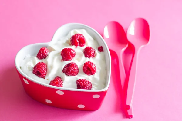 Schlagsahne Dessert Mit Himbeere Herzen Valentines Essen Liebe Konzept — Stockfoto