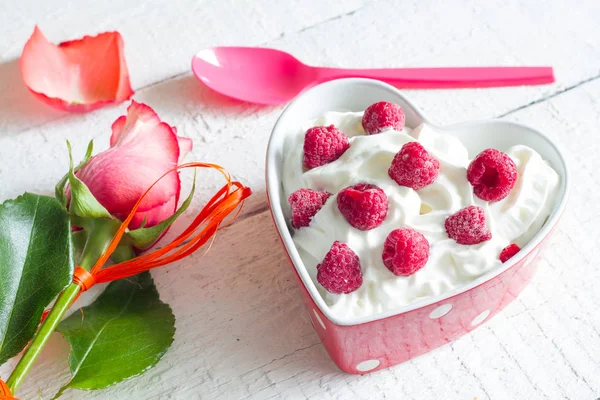 Schlagsahne Dessert Mit Himbeere Herzen Valentines Essen Liebe Konzept — Stockfoto