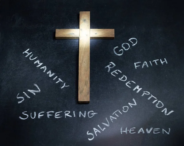 复活节十字架和黑板上的文字抽象宗教概念 — 图库照片