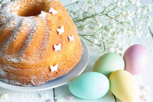 Torta Pasqua Con Farfalle Caramelle Uova Sfondo Bianco Astratto Primavera — Foto Stock