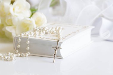 İlk Komünyon sembolü arka plan kavramı tespih ve çiçeklerle