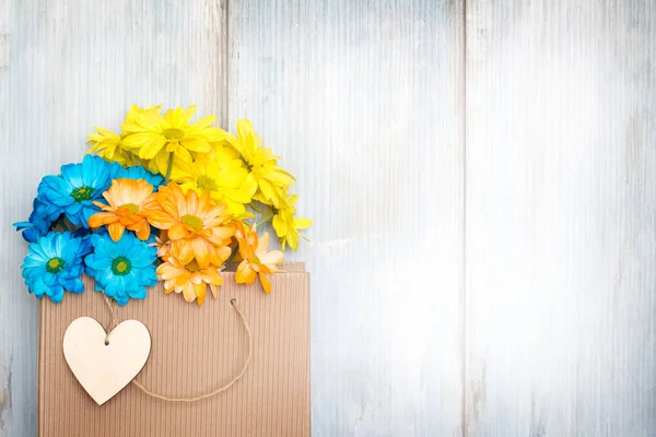Liebe Shopping Abstrakten Hintergrund Mit Papiertüte Und Frühlingsblumen — Stockfoto