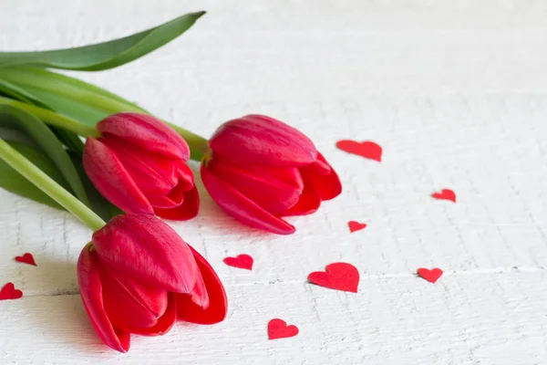 Rode Tulpen Harten Houten Witte Achtergrond Viering Moeders Dag Concept — Stockfoto