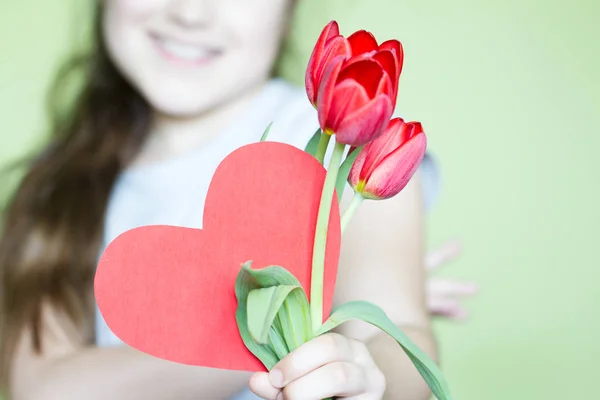 女孩与红色心脏和花庆祝母亲天概念 — 图库照片