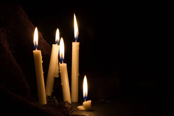 Brennende Kerzen Auf Dunklem Hintergrund — Stockfoto