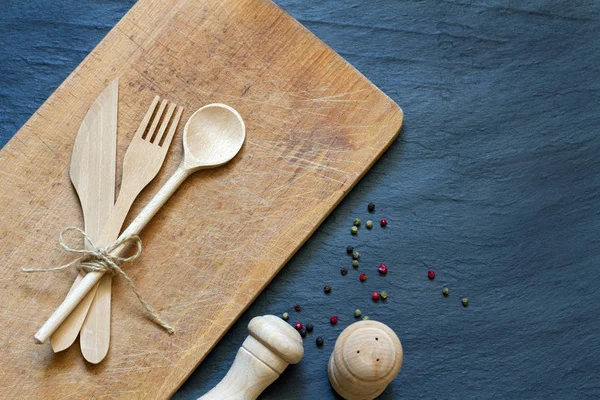 Ahşap Mutfak Masası Tahtasını Çatal Bıçakla Kesiyor — Stok fotoğraf
