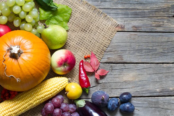 Pompoen Met Herfstgroenten Fruit Vintage Planken — Stockfoto