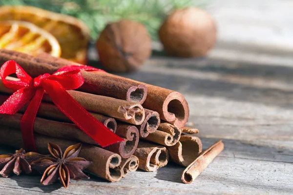 Kanelstänger Med Torkad Apelsin Stjärnanis Och Nötter Träbordet Juletid — Stockfoto