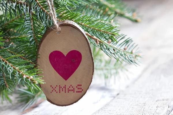 Holzschmuck Mit Herz Und Weihnachtsinschrift Weihnachtsbaum — Stockfoto