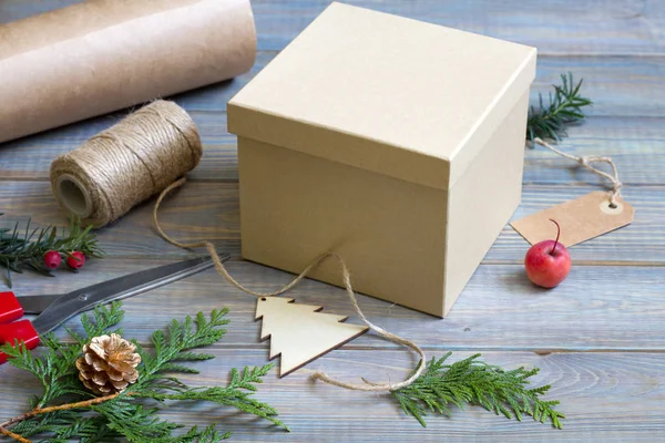 Caja Regalo Accesorios Sobre Fondo Madera Envoltura Regalo Estilo Ecológico — Foto de Stock