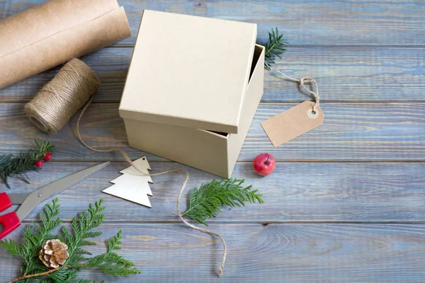 Caja Regalo Accesorios Sobre Fondo Madera Envoltura Regalo Estilo Ecológico —  Fotos de Stock