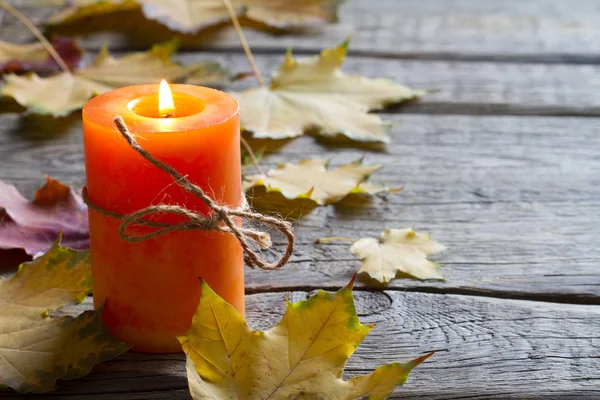 Herbstblätter Und Kerze Auf Holzbrettern Hintergrund — Stockfoto