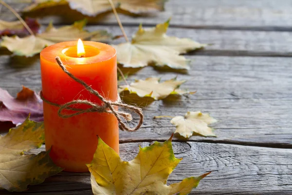 Hojas Otoño Vela Sobre Fondo Tablas Madera Imágenes De Stock Sin Royalties Gratis